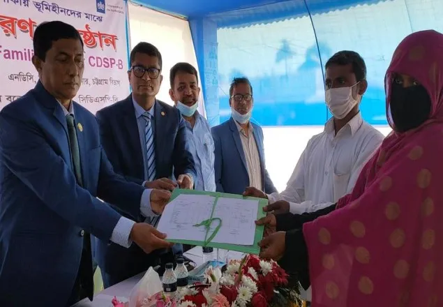 নোয়াখালীর সুবর্ণচরে ভূমিহীনদের মাঝে খতিয়ান বিতরন