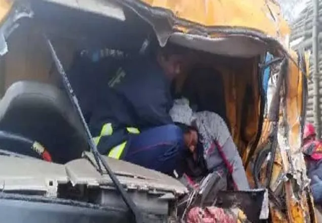 অজ্ঞাত গাড়ির সঙ্গে মিনি ট্রাকের ধাক্কায় নিহত ১