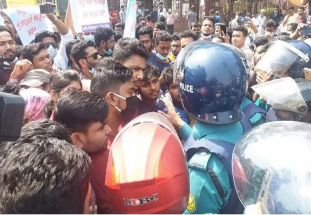 শাহবাগে বিক্ষোভ থেকে জাতীয় বিশ্ববিদ্যালয়ের ১০ শিক্ষার্থী আটক