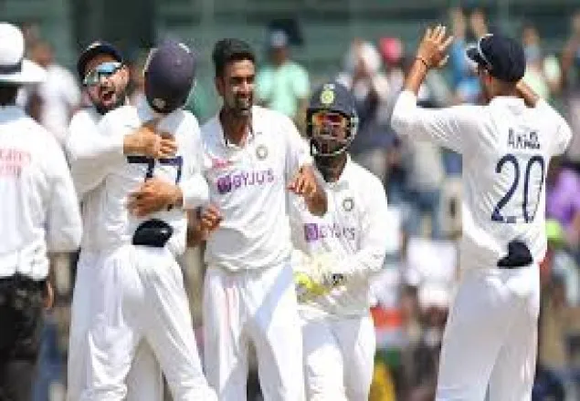 স্পিন ঘূর্ণিতে দুই দিনেই টেস্ট হারল ইংল্যান্ড