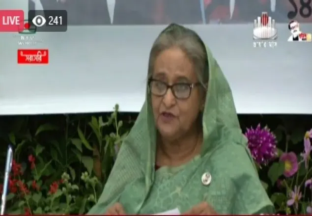 প্রধানমন্ত্রীর সংবাদ সম্মেলন চলছে