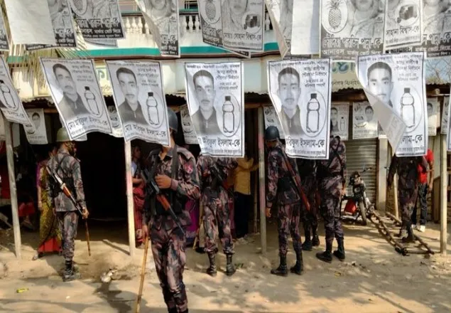 কালীগঞ্জে ভোটকেন্দ্রে দালাল বলায় ধাওয়া-পাল্টাধাওয়া