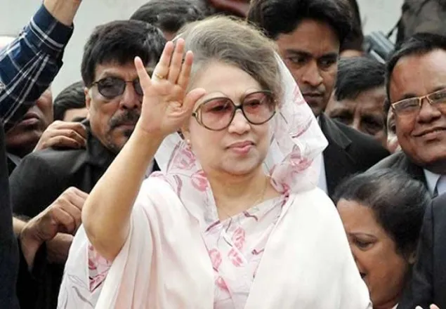আইনজীবীর মাধ্যমে আদালতে হাজিরা দিলেন খালেদা জিয়া