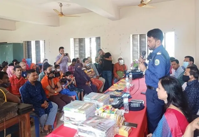 ভোলায় বুদ্ধি প্রতিবন্ধী শিশুদের মধ্যে শিক্ষা উপকরণ বিতরণ