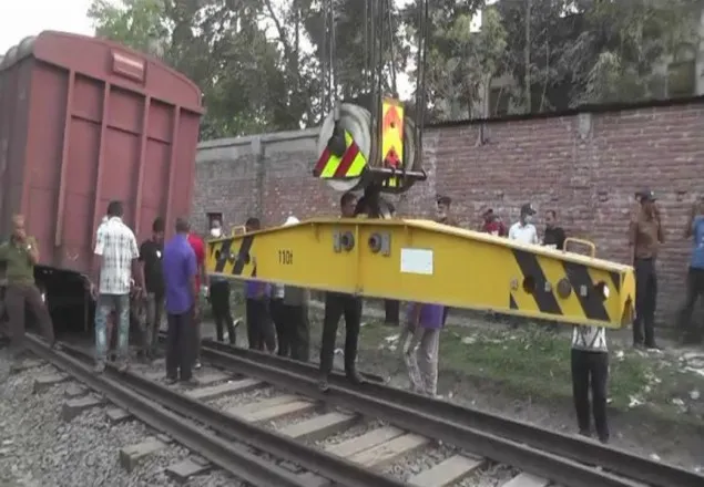 রাজবাড়ী রেলপথে কুষ্টিয়ায় ট্রেন দুর্ঘটনা : চলছে উদ্ধারকাজ