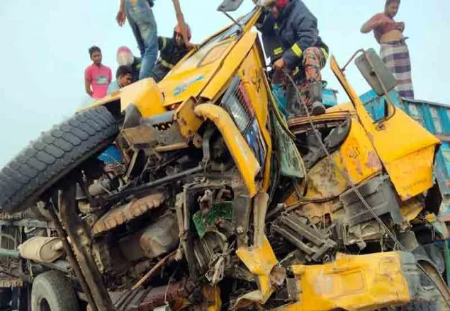 বগুড়ায় দুই ট্রাকের মুখোমুখি সংঘর্ষে চালক নিহত