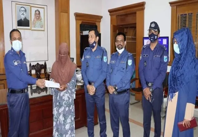 বাস থেকে ফেলে দেয়া সেই প্রতিবন্ধী নারীর পাশে জেলা পুলিশ