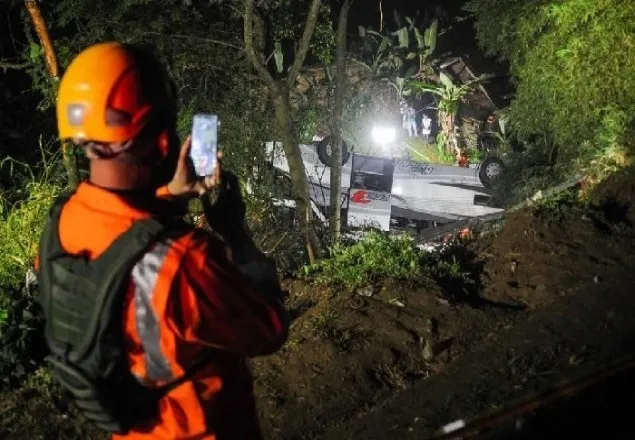 ইন্দোনেশিয়ায় স্কুল শিক্ষার্থীবাহী বাস খাদে, নিহত ২৭