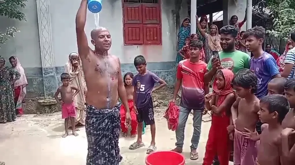 প্রেমে ব্যর্থ হয়ে মাথা ন্যাড়া করে দুধ দিয়ে যুবকের গোসল