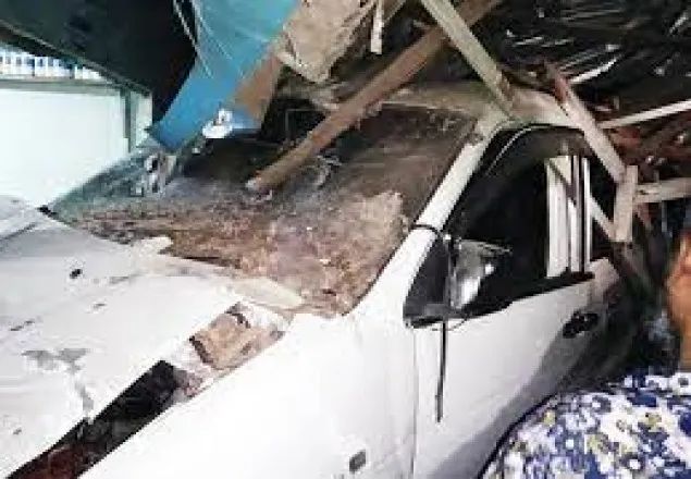 চট্টগ্রামে নিয়ন্ত্রণ হারিয়ে মাইক্রোবাস দোকানে, নিহত ৩