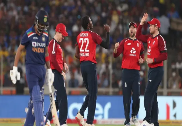 ইংলিশদের বোলিং তোপে বিধ্বস্ত ভারত