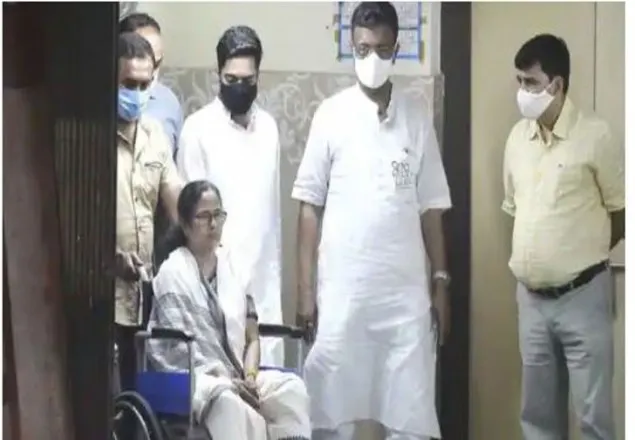 হুইলচেয়ারে প্রচারে নামছেন মমতা