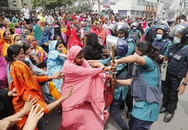 কারখানা বন্ধের প্রতিবাদে তিব্বত মোড়ে শ্রমিকদের বিক্ষোভ