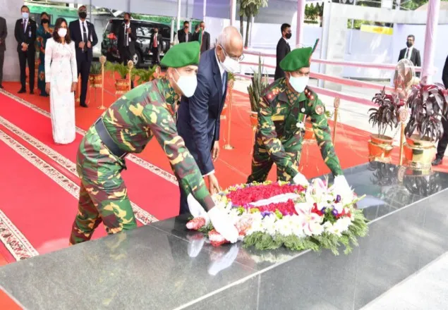 বঙ্গবন্ধুর প্রতিকৃতিতে মালদ্বীপের প্রেসিডেন্টের শ্রদ্ধা