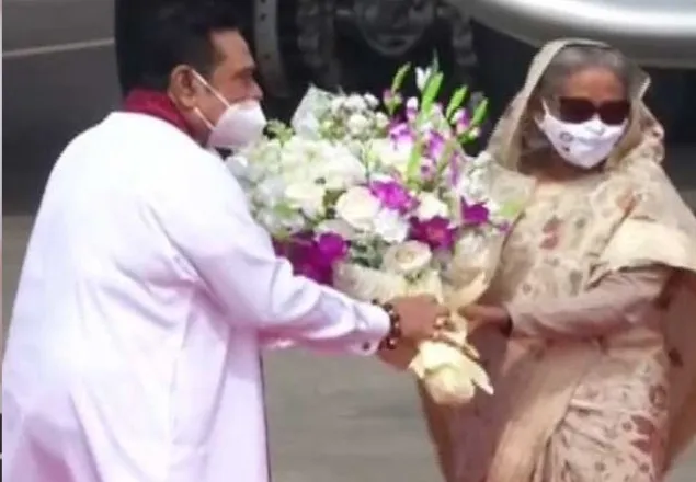 বিমানবন্দরে শ্রীলংকার প্রধানমন্ত্রীকে স্বাগত জানালেন প্রধানমন্ত্রী