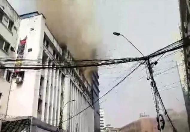মতিঝিলের বক চত্বরে বাণিজ্যিক ভবনে আগুন