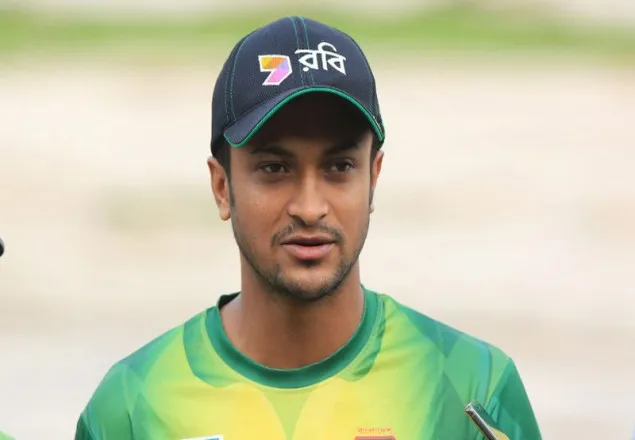 হঠাৎ দেশে ফিরছেন সাকিব