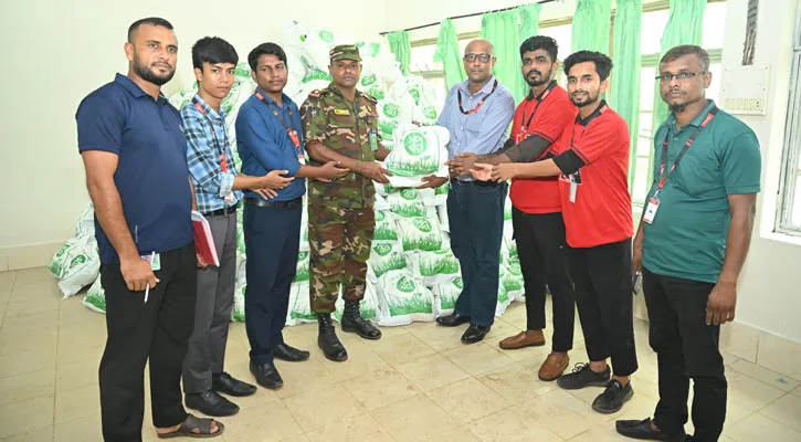 সেনাবাহিনীর কাছে বন্যার্তদের জন্য ত্রাণসামগ্রী পৌঁছে দিল ‘স্বপ্ন