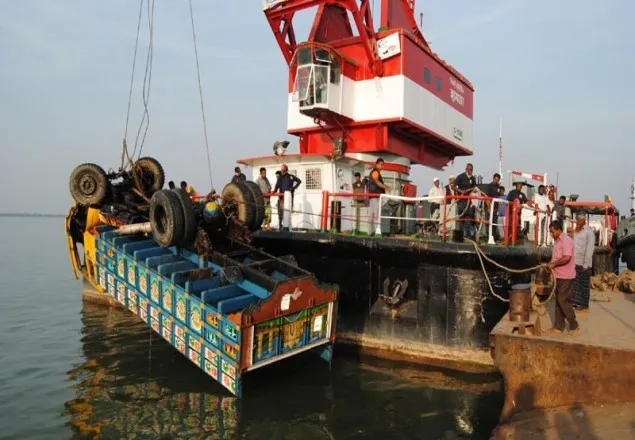 মুন্সিগঞ্জে ফেরিতে উঠতে গিয়ে পদ্মায় ট্রাক, নিহত ১