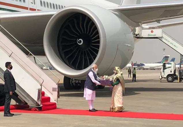 বিমানবন্দরে মোদিকে অভ্যর্থনা জানালেন শেখ হাসিনা