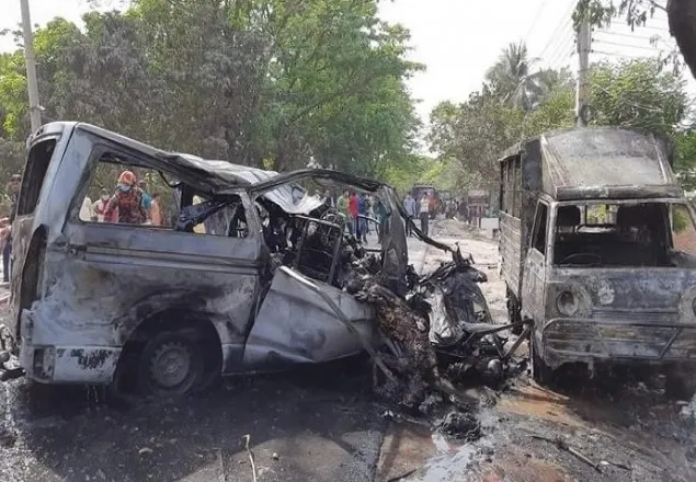 রাজশাহীতে বাস-মাইক্রো-লেগুনার ত্রিমুখী সংঘর্ষ, নিহত ১৭(ভিডিও)