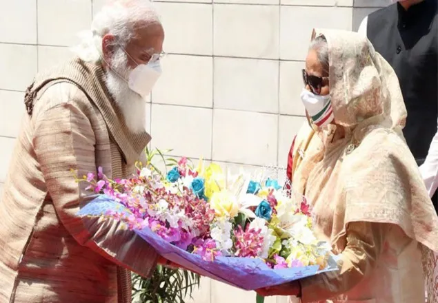 প্রধানমন্ত্রী শেখ হাসিনার কার্যালয়ে নরেন্দ্র মোদি