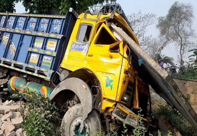 চুয়াডাঙ্গায় ট্রাকের ধাক্কায় পুলিশ বক্স ভেঙে চুরমার, বাবা-ছেলে নিহত