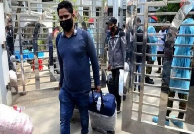 বিদেশ থেকে ফিরলেই ১৪ দিনের কোয়ারেন্টিন