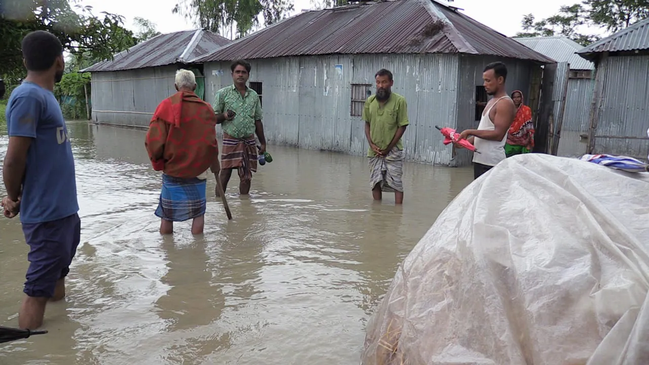 আকস্মিক বন্যায় পানিবন্দি লক্ষাধিক মানুষ, ব্যাপক ক্ষয়ক্ষতির শঙ্কা