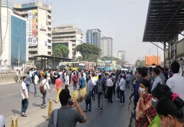 বাস ভাড়া বৃদ্ধি-গণপরিবহন সংকটের প্রতিবাদে বিমানবন্দর সড়ক অবরোধ