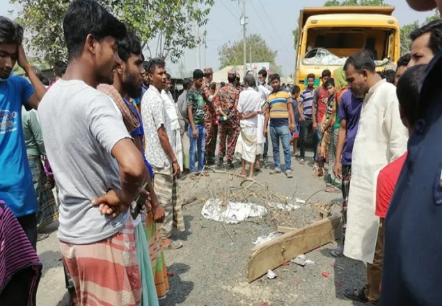 পাবনায় ট্রাকচাপায় বাবা-মেয়ে নিহত