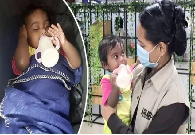 ৮ মাসের শিশুকে ফেলে গেলেন মা, কান্না থামালেন পুলিশ