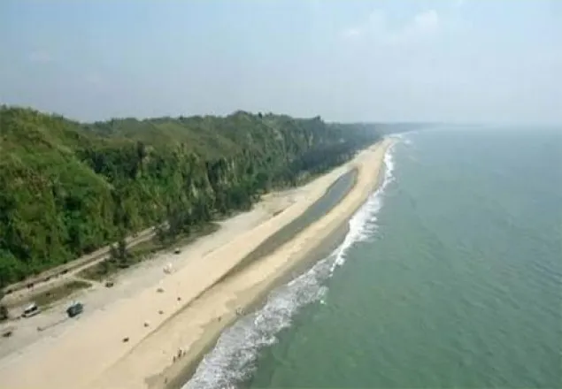 কোলাহল মুক্ত নিস্তব্ধ সমুদ্রসৈকত