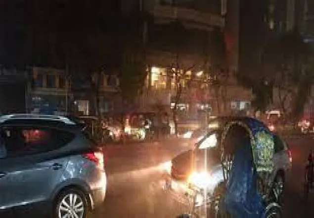 রাজধানীতে ৬৬ কিমি বেগে কালবৈশাখী ঝড়, ধূলায় নাকাল নগরবাসী