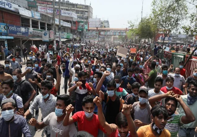নিউমার্কেটে লকডাউন বিরোধী বিক্ষোভ