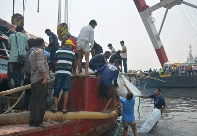 শীতলক্ষ্যায় ডুবে যাওয়া লঞ্চ উদ্ধার, মৃত্যু বেড়ে ২৭