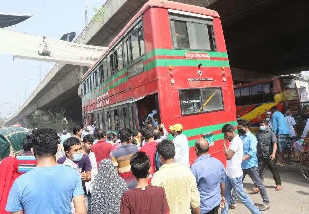 অর্ধেক যাত্রী নিয়ে লকডাউনে চলছে গণপরিবহন