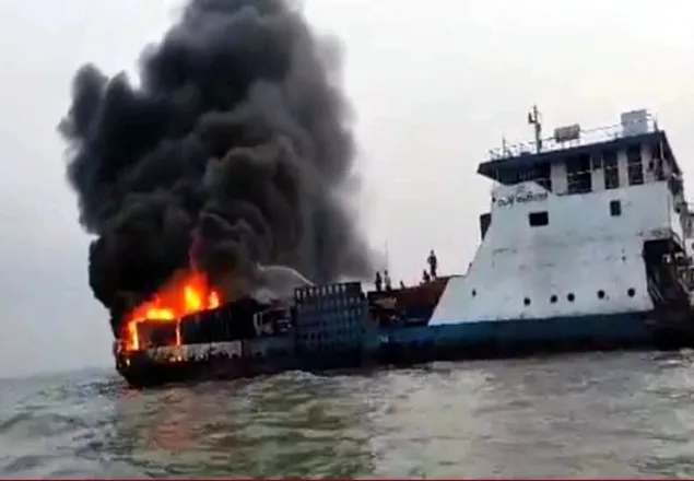 মাঝনদীতে হঠাৎ ফেরিতে আগুন, পুড়ল ৬ ট্রাক