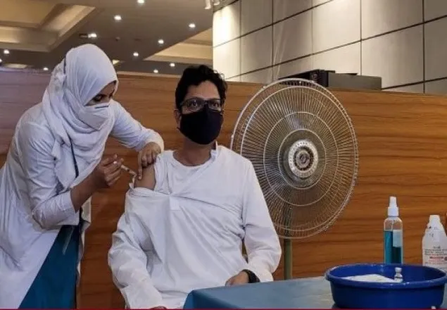 ভ্যাকসিনের দ্বিতীয় ডোজ নিলেন প্রতিমন্ত্রী পলক