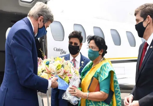 প্রধানমন্ত্রীকে আমন্ত্রণ জানাতে ঢাকায় এলেন জন কেরি