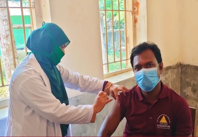করোনার দ্বিতীয় ডোজের টিকা নিলেন নোয়াখালীর সাংবাদিকরা