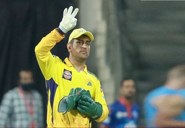 ধোনিকে ১২ লাখ রুপি জরিমানা