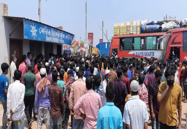  লকডাউন ঘোষণার পর শিমুলিয়া-পাটুরিয়া ঘাটে 'ঈদের ভিড়​'