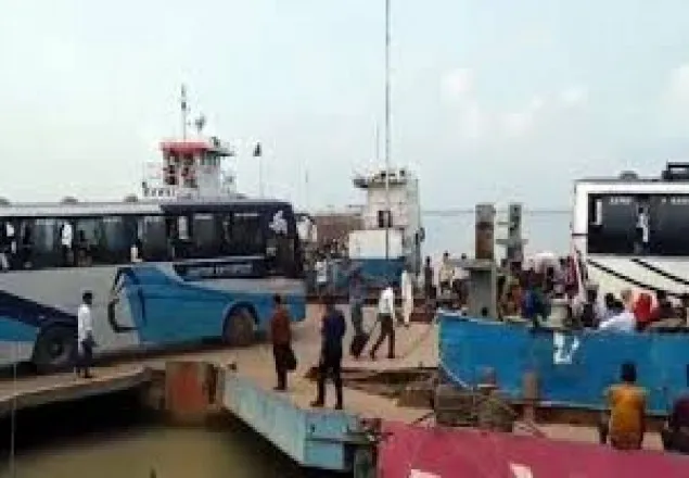দৌলতদিয়ায় ফেরি পারের অপেক্ষায় যাত্রী ও চালকরা