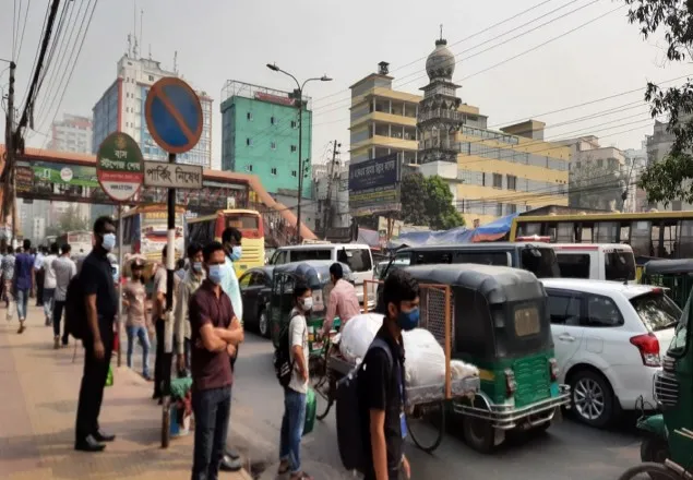 সর্বাত্মক লকডাউনের দ্বিতীয় দিনে মানুষের চলাচল বেড়েছে