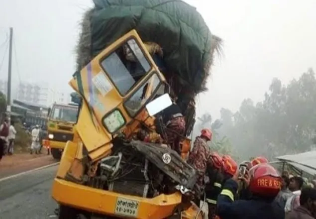টাঙ্গাইলে দুই ট্রাকের সংঘর্ষে ৩ জন নিহত
