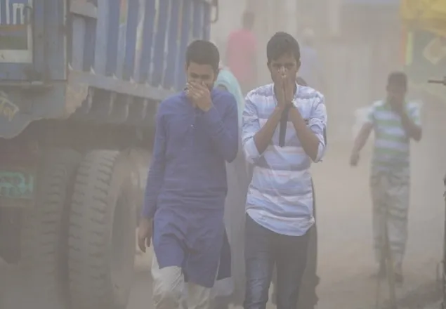 দূষিত বাতাসের শহরের তালিকায় শীর্ষে ঢাকা