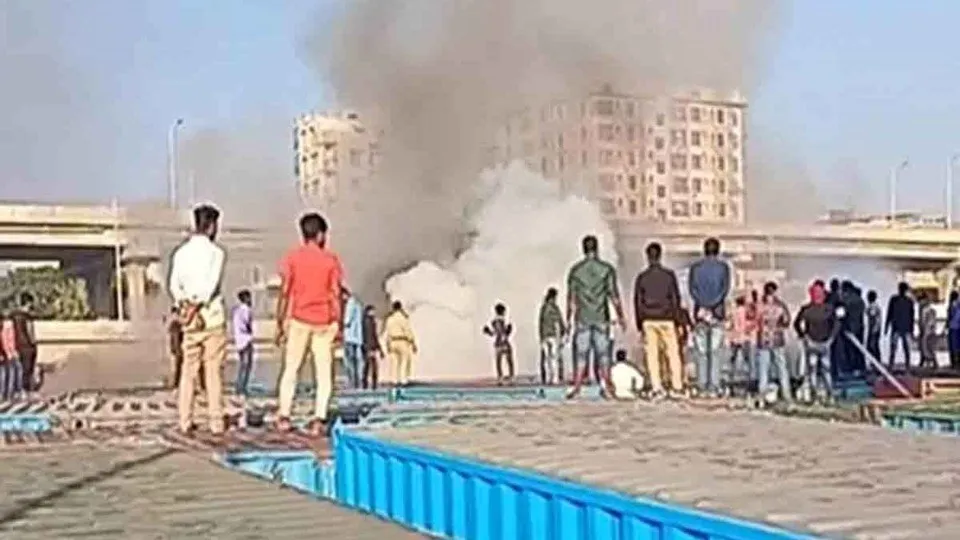 রাজধানীতে ট্রাকস্ট্যান্ডে আগুন, নিয়ন্ত্রণে ৩ ইউনিট
