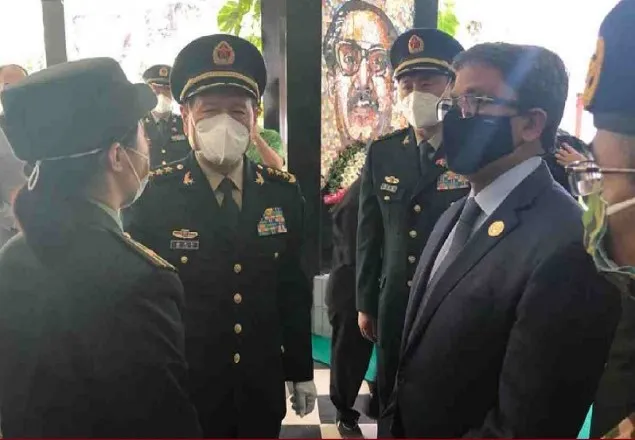 বঙ্গবন্ধুর প্রতিকৃতিতে চীনের প্রতিরক্ষামন্ত্রীর শ্রদ্ধা