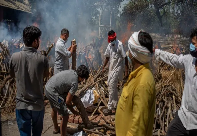 দিল্লিতে পার্কে, খোলা মাঠে, পার্কিং লটে অস্থায়ী শ্মশান